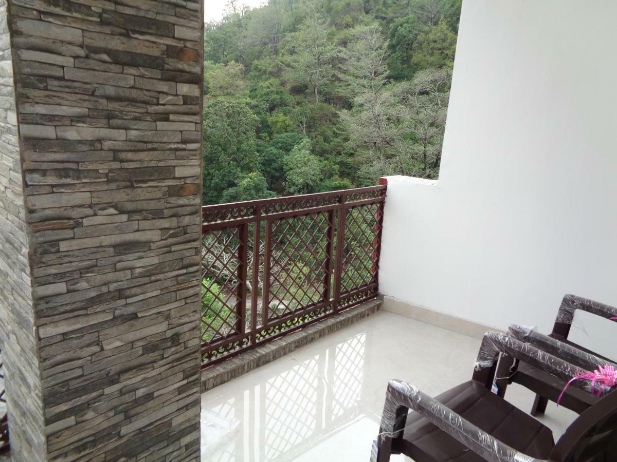The White House Homestay *